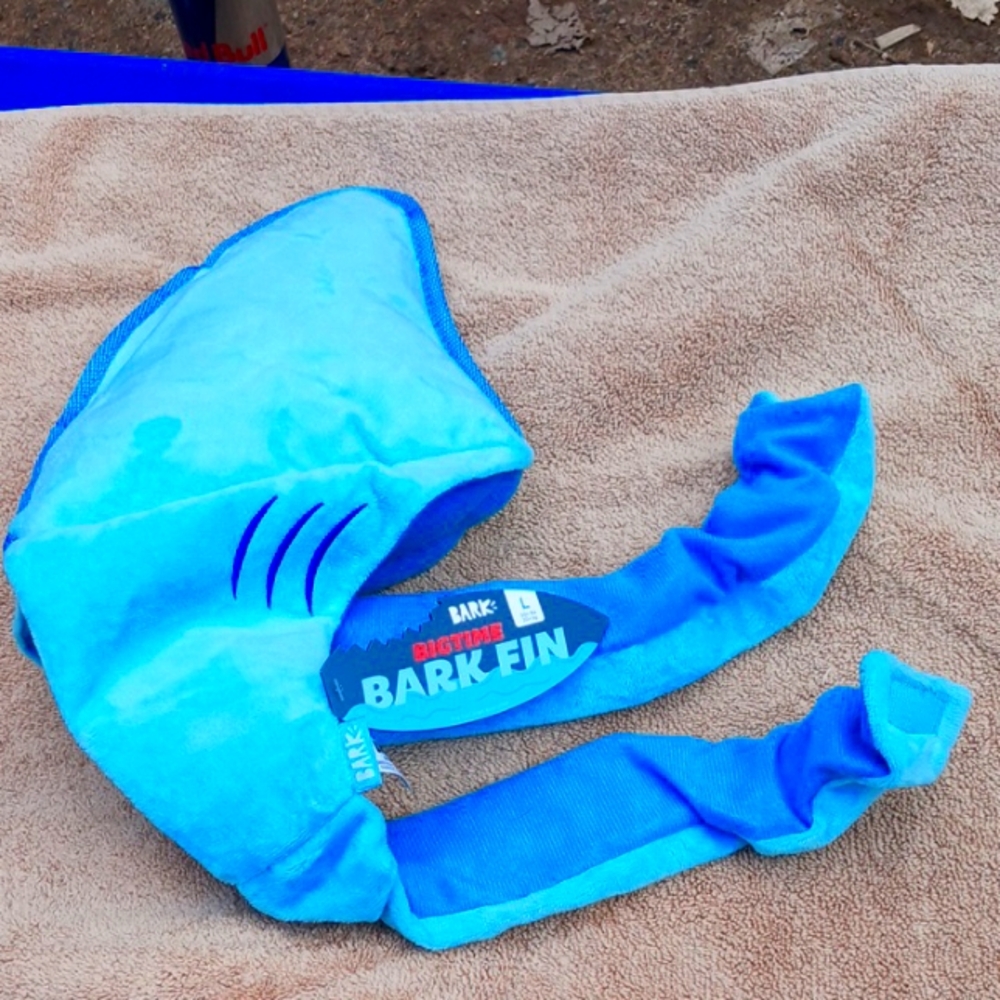 Bark shark fin 🦈 dog wearable toy